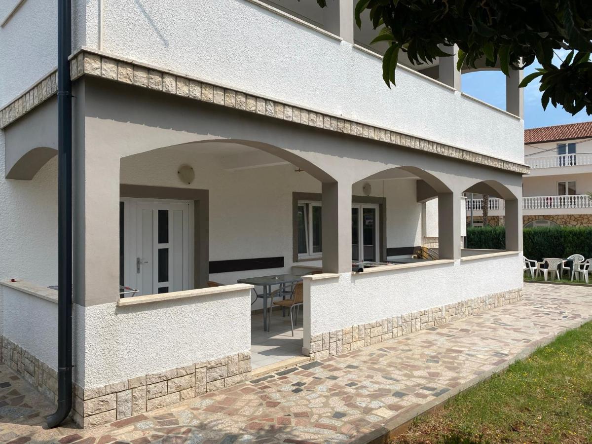 Apartments & Zimmer Jasmine Funtana Esterno foto