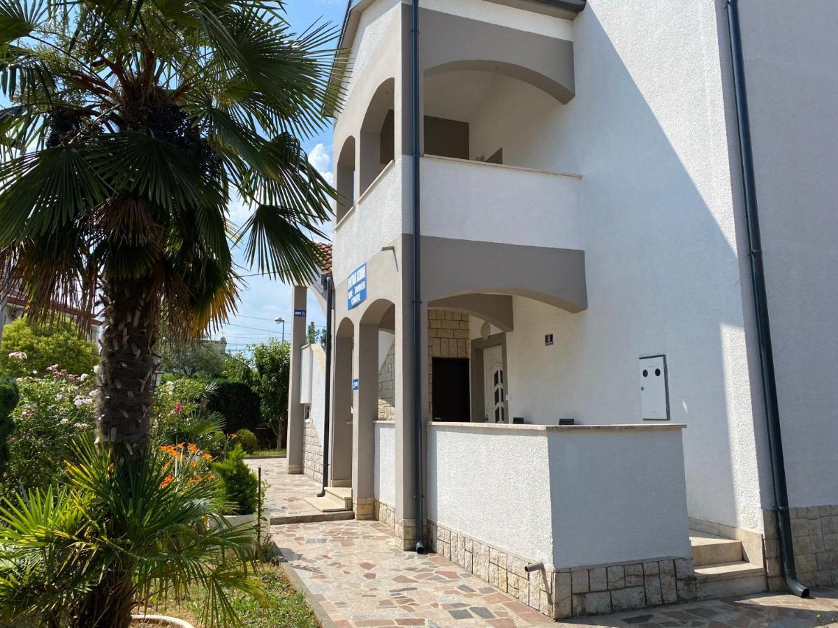 Apartments & Zimmer Jasmine Funtana Esterno foto