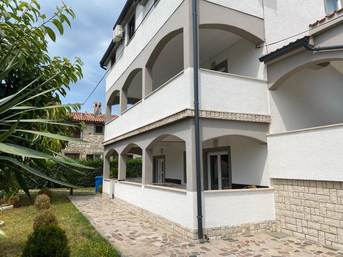 Apartments & Zimmer Jasmine Funtana Esterno foto